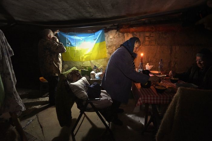 Пара обедает в бункере в украинском городе Харькове во время обстрела в воскресенье
