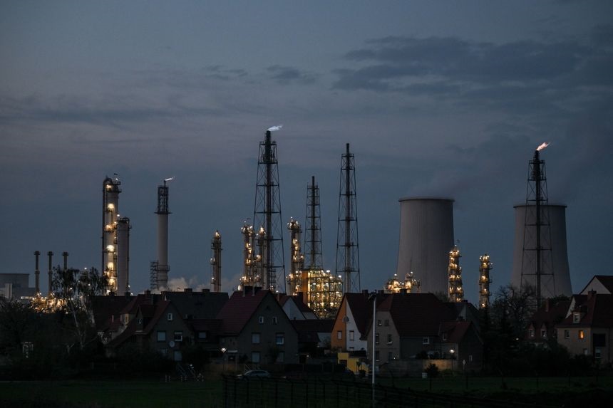 Нефтеперерабатывающий завод недалеко от Шпергау, восточная Германия. Страна сократила импорт российской нефти после вторжения в Украину.