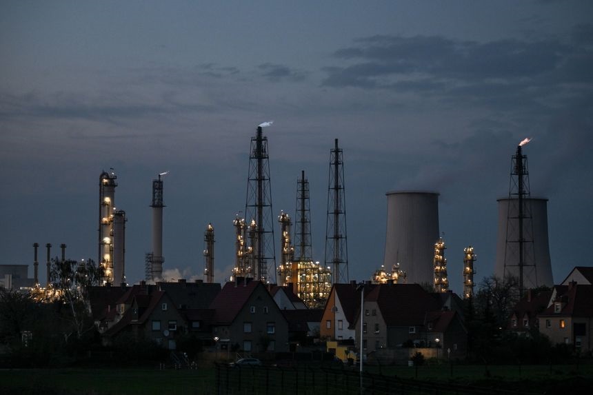 Германия призывает к эмбарго на российскую нефть, пока ЕС готовит новые санкции 2 Нефтеперерабатывающий завод недалеко от Шпергау, восточная Германия. Страна сократила импорт российской нефти после вторжения в Украину.