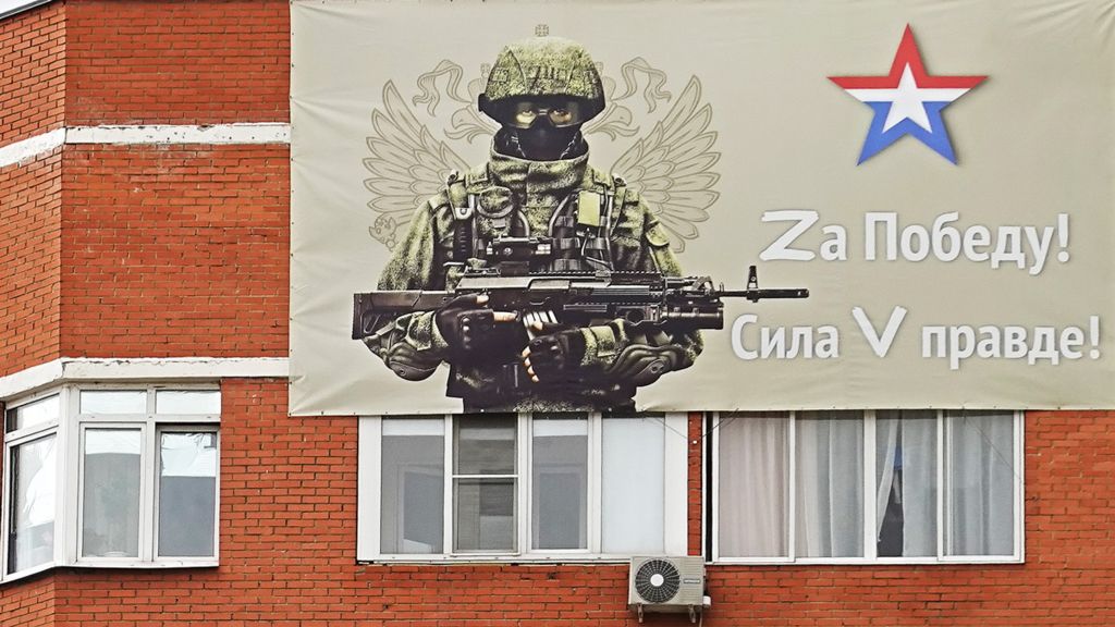 Плакат с буквами Z и V, в поддержку российских военных, на здании в Москве - 19 мая 2022 года