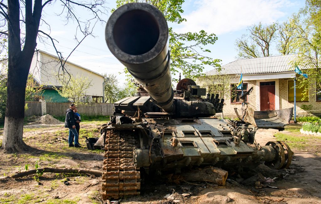 Местные жители у разрушенного российского танка в Слободе, Чернигов, Украина - 8 мая 2022 года