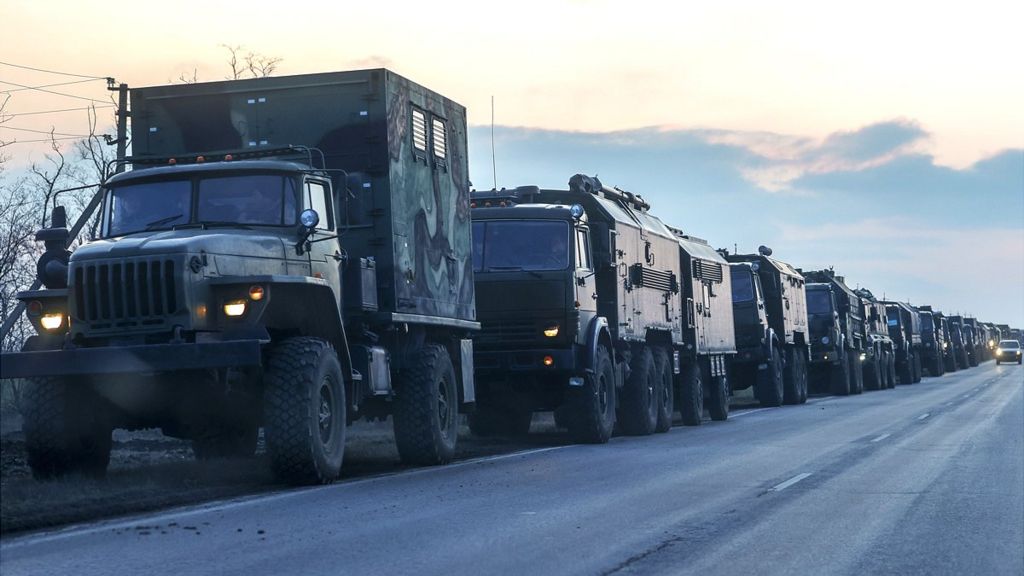 Колонна российской военной техники направляется в сторону Донбасса - 23 февраля 2022 года