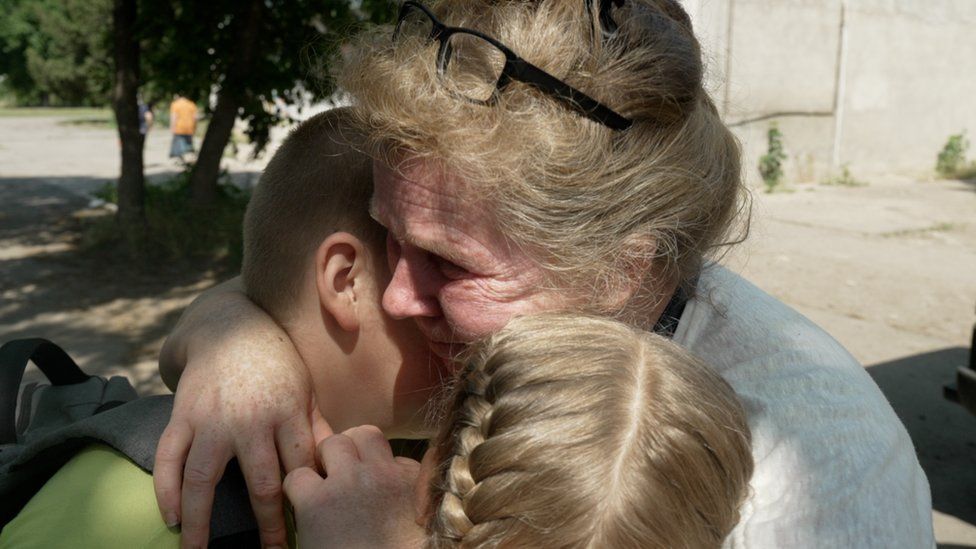 Война , Liudmyla hugs her youngest children goodbye