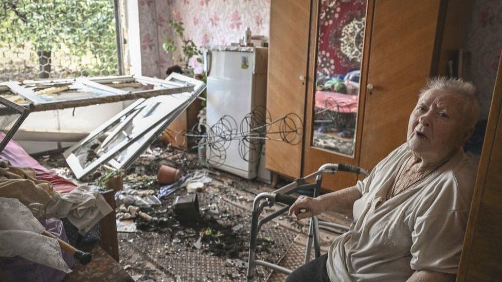 В Соледаре, недалеко от Северодонецка, женщина сидит в своей разрушенной квартире после ракетного удара