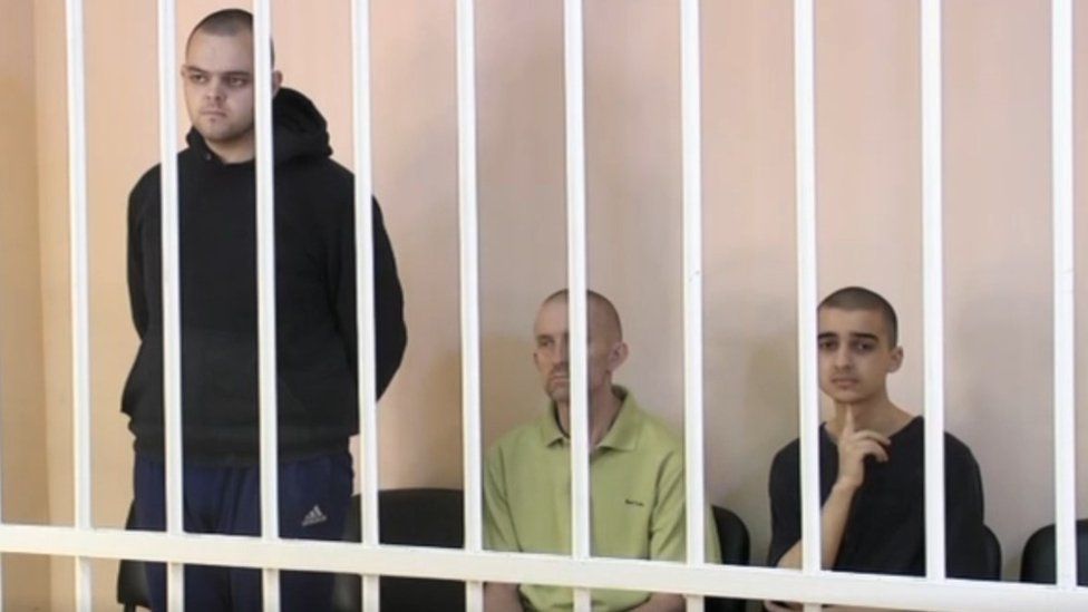 пленные, Aiden Aslin (left) and Shaun Pinner (centre) have been pictured in footage alongside Moroccan national Saaudun Brahim