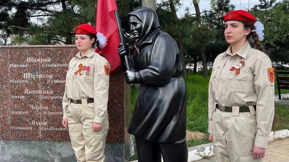 Статуя "Бабушки Z" в захваченном украинском городе Мариуполе