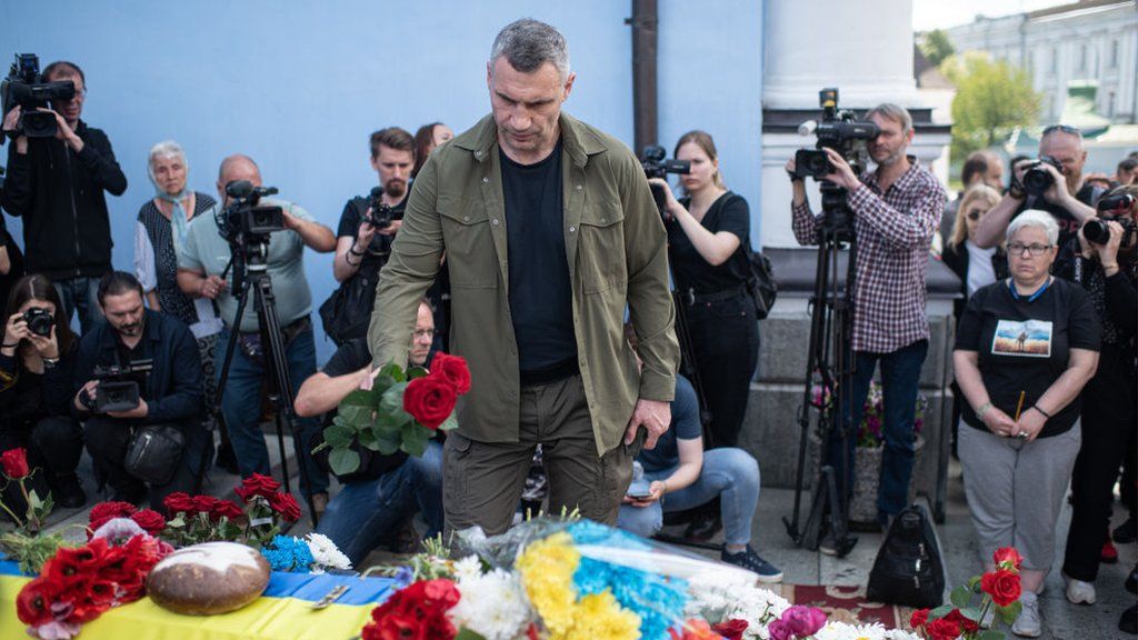 , Mayor Klischko lays flowers on Roman Ratushny's coffin