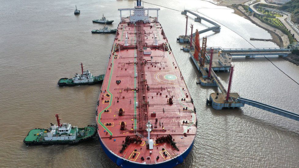 Нефтяной танкер на терминале Китайской нефтехимической корпорации в Чжоушане, провинция Чжэцзян, Китай.