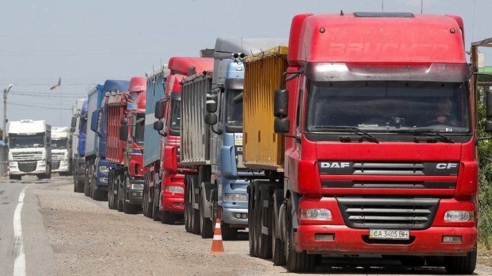 «военное преступление». Грузовики с пшеницей ожидают пересечения границы между Украиной и Молдовой