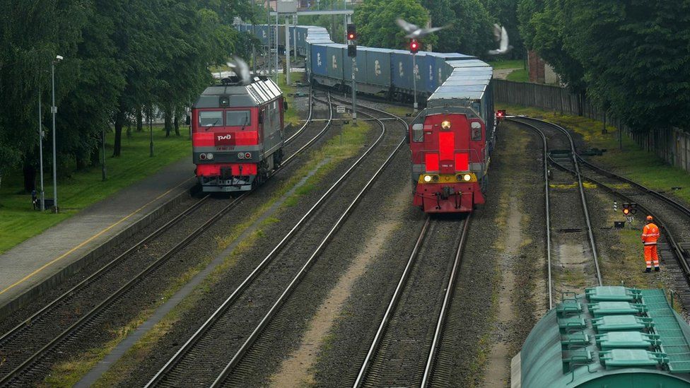 Российские грузовые поезда, следующие в Калининград или из Калининграда, прибывают на пограничную железнодорожную станцию в Кибартай, Литва, и обнаруживают, что не могут проехать дальше