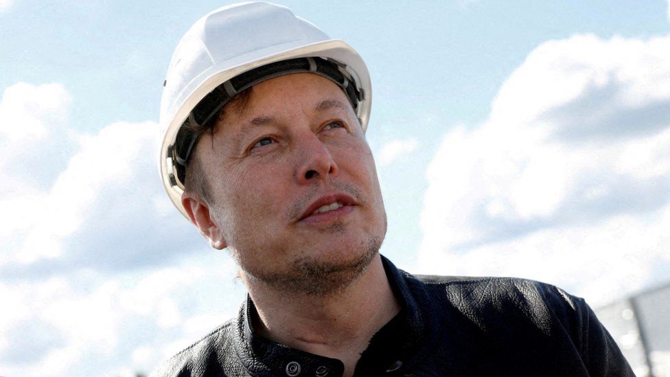 Новые заводы Tesla теряют миллиарды долларов, говорит Маск 1 Основатель SpaceX и глава Tesla Элон Маск посещает строительную площадку гигафабрики Tesla в Германии.