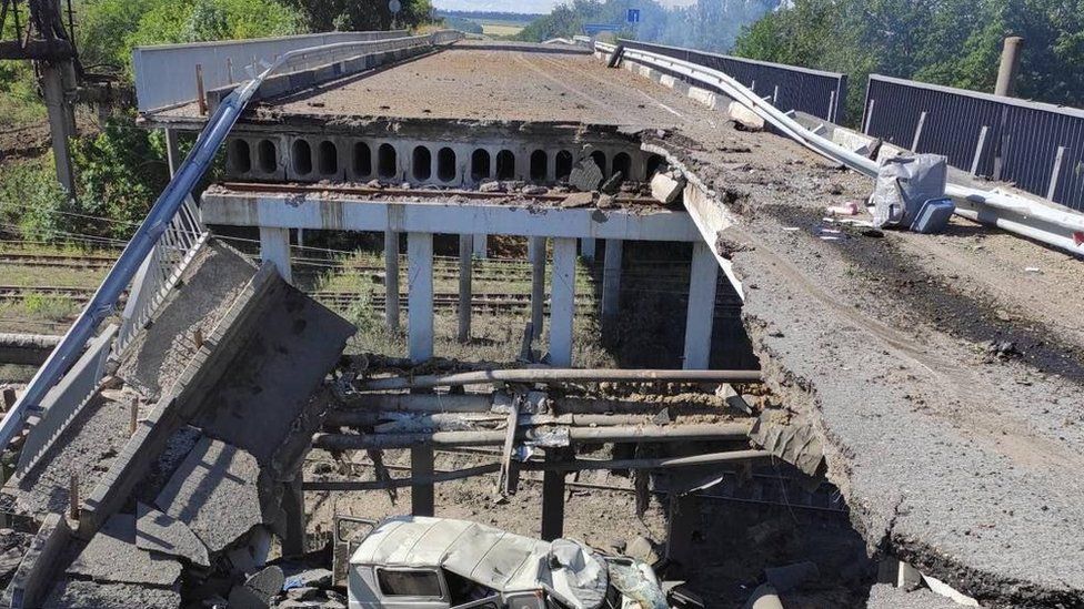 , Russian helicopters have destroyed bridges and roads leading to Lysychansk, Serhiy Haidai says