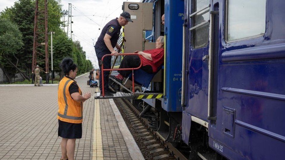 Житель Лисичанска эвакуирован поездом из города Покровск в субботу