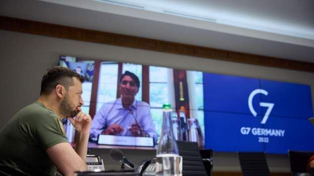 Президент Зеленский поделился фотографиями своего выступления перед лидерами G7 в Telegram