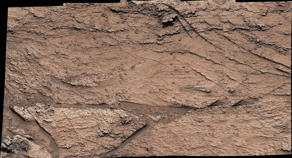 Мачтовая камера Кьюриосити видит слои в "Лас-Кларитас": Марсоход НАСА Кьюриосити запечатлел слои, которые образовались в результате накопления и сметания песка ветром в месте, прозванном "Лас-Кларитас". Этот снимок был сделан с помощью мачтовой камеры Кьюриосити, или Mastcam, 19 мая 2022 года, на 3478-й марсианский день, или сол, миссии.