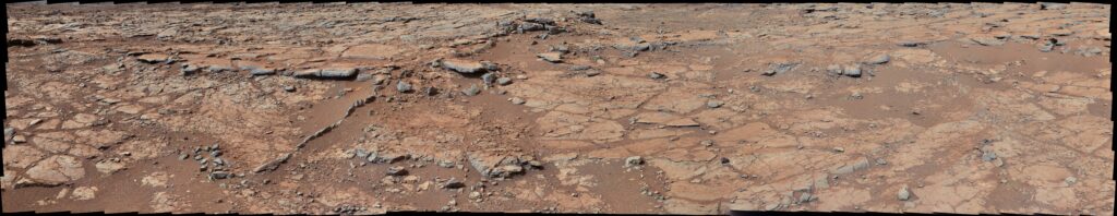 Аппарат НАСА Curiosity обнаружил ключевой ингредиент жизни на Марсе 1 Вид изнутри " Yellowknife Bay": Находясь в неглубокой впадине "Yellowknife Bay", марсоход НАСА Curiosity использовал свою правую мачтовую камеру (Mastcam), чтобы сделать телеснимки, объединенные в эту панораму геологического разнообразия.