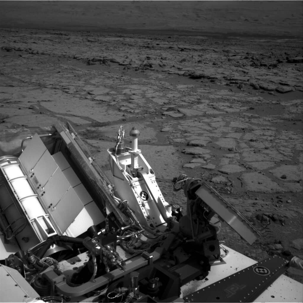 Взгляд назад при входе в " Yellowknife Bay": Марсоход НАСА Curiosity использовал свою левую навигационную камеру, чтобы сделать снимок ступеньки, спускающейся в неглубокую впадину под названием " Yellowknife Bay". Снимок был сделан на 125-й марсианский день, или сол, миссии (12 декабря 2012 г.), сразу после завершения движения этого сола. Диск Sol 125 вошел в Yellowknife Bay и преодолел около 86 футов (26,1 метра). Спуск в бассейн проходил через ступеньку высотой около 2 футов (полметра), которая видна в верхней половине этого изображения.

Переведено с помощью www.DeepL.com/Translator (бесплатная версия)