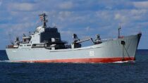 Россия выкапывает десантный корабль, пострадавший от ракетного обстрела Украины