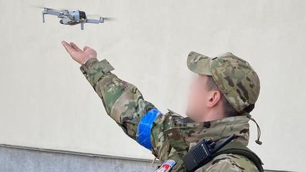Украинский солдат использует небольшой дрон широкого потребления