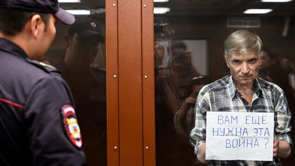 Gorinov held up a note in court stating: "Do you still need this war?"