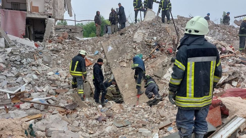A number of people are feared to be buried under the rubble in Chasiv Yar