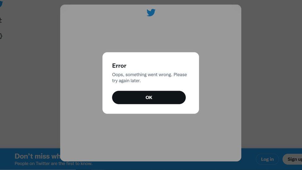 На сайте Twitter для настольных компьютеров отображается уведомление об ошибке и просьба к пользователям "повторите попытку позже".