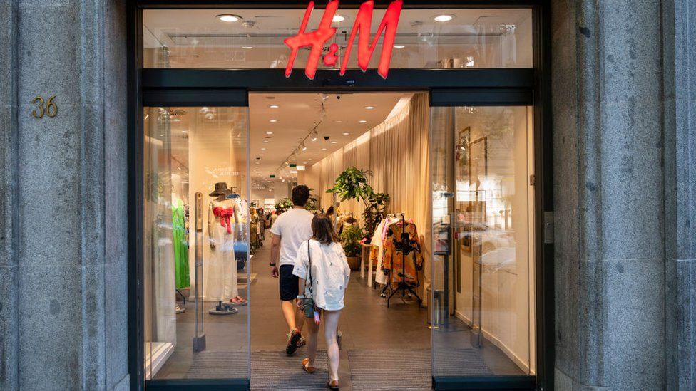 Пара идет в магазин H&M