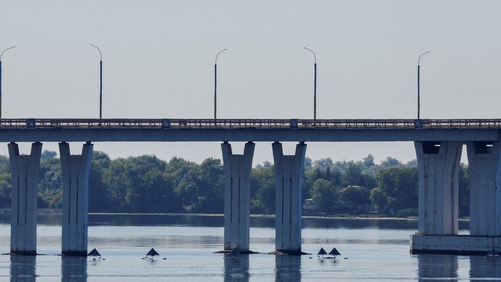 Несмотря на то, что мост все еще стоит, местные власти, поддерживаемые россией, подтвердили, что Антоновский мост теперь непроходим из-за повреждений от украинских ракетных обстрелов