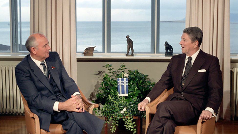 Президент СССР Михаил Горбачев и президент США Рональд Рейган во время встречи на высшем уровне в Рейкьявике во время холодной войны