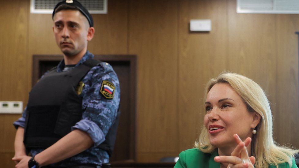 Марина Овсянникова: российская журналистка оштрафована за «дискредитацию армии» 1 Овсянникова не стала отказываться от своих высказываний, назвав судебное разбирательство "абсурдным"