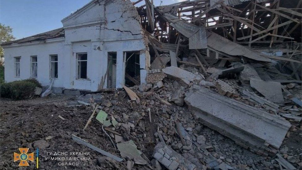 Киев. Школа была разрушена в результате "массированного" российского ракетного удара в южном Николаеве, сообщили местные власти