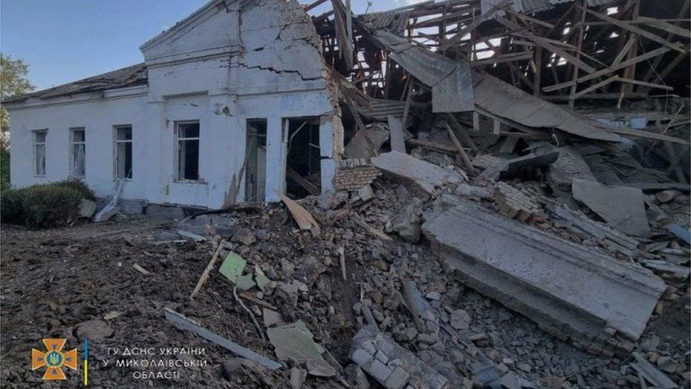Война в Украине: россия наносит удары по Киеву, поскольку Украина пытается вернуть себе юг 1 Киев. Школа была разрушена в результате "массированного" российского ракетного удара в южном Николаеве, сообщили местные власти