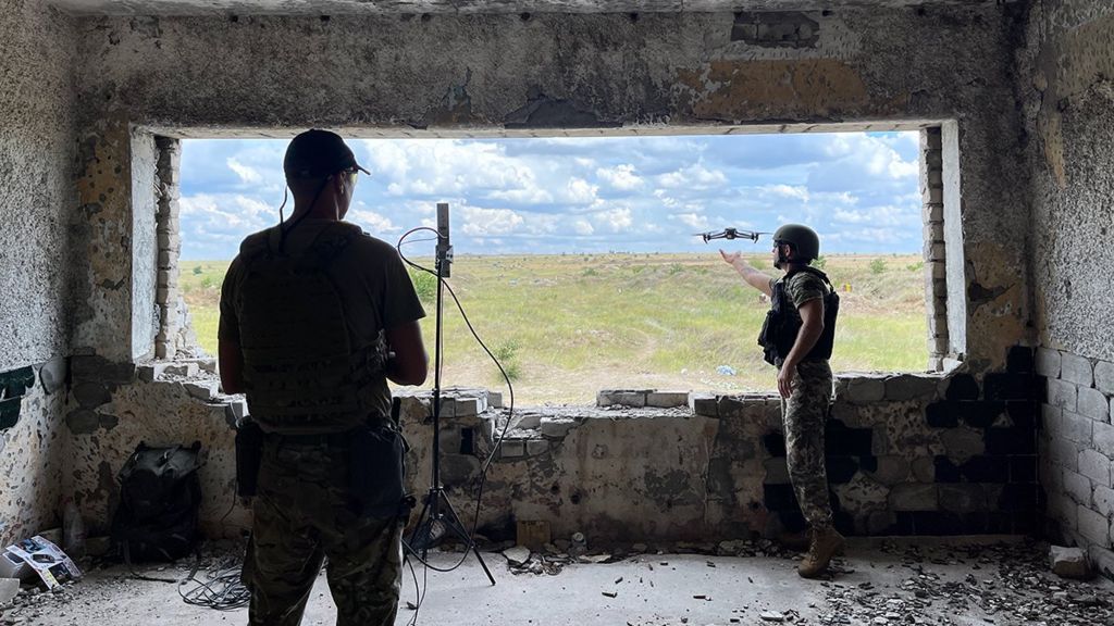 Бойцы украинского сопротивления используют беспилотники для обнаружения целей
