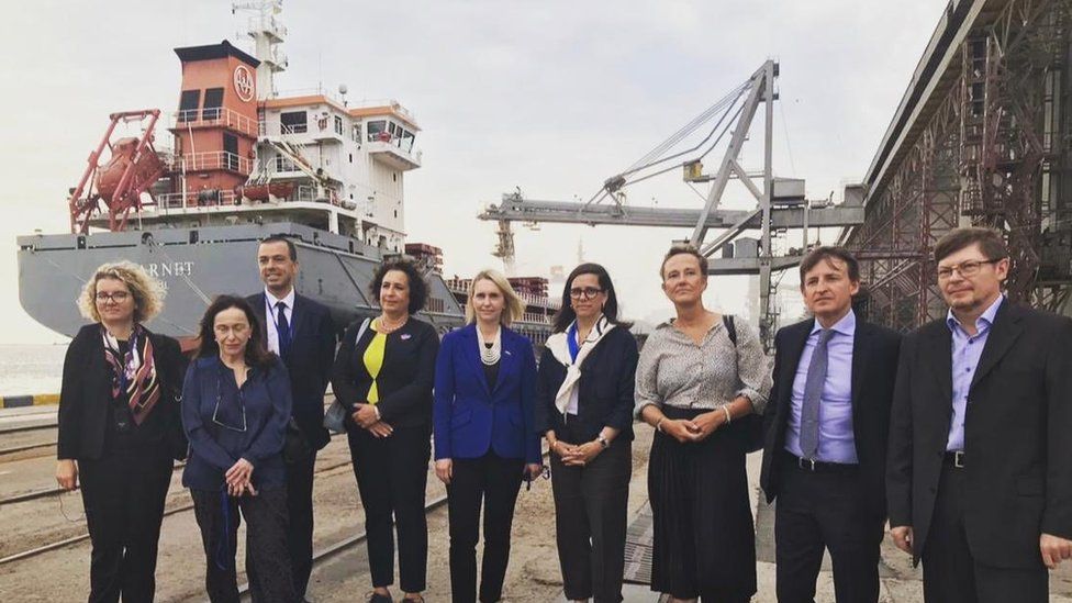 Посол Великобритании Мелинда Симмонс (четвертая слева) разместила фотографию послов стран "Большой семерки" в порту Одессы