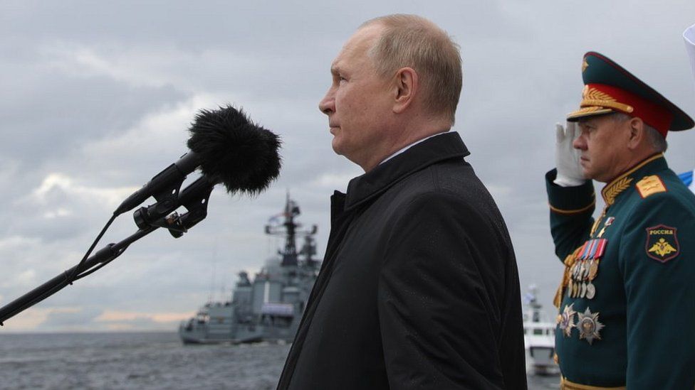 путин и министр обороны шойгу осмотрели военные корабли в Санкт-Петербурге