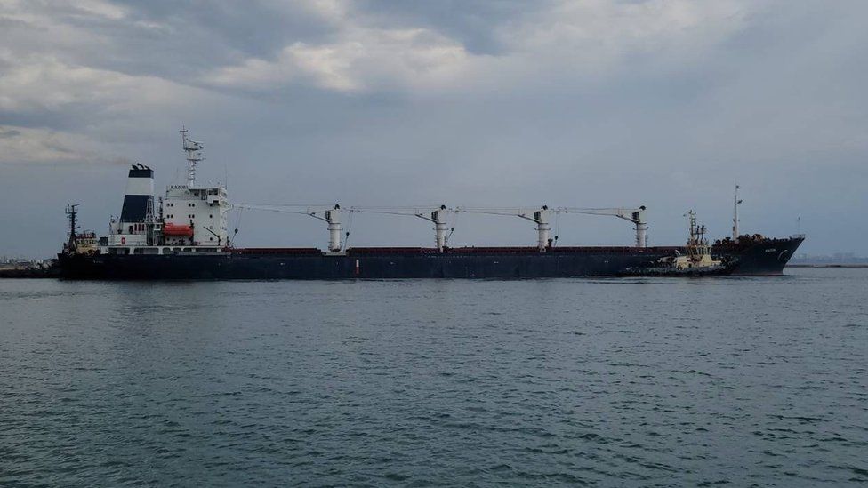 Корабль покидает порт в городе Одесса