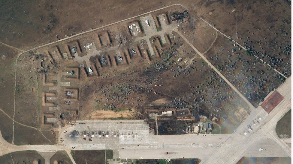 На спутниковых снимках видны поврежденные самолеты на базе в городе Саки.