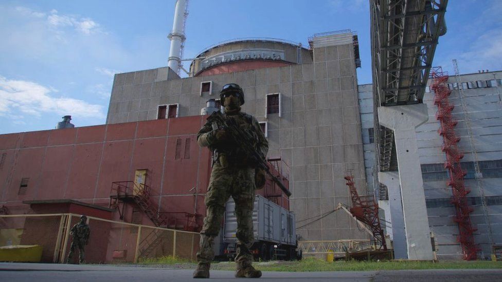 Зеленский. Российский солдат охраняет Запорожскую атомную станцию