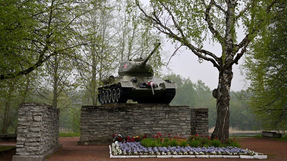 Эстония начала сносить военные памятники советской эпохи 1 Мемориал танка Т-34 времен Второй мировой войны, показывающий место перехода Красной Армии в Эстонию в 1944 году; 27 мая 2022 года