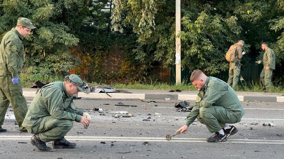 Российские следователи опубликовали эту фотографию групп, осматривающих место взрыва