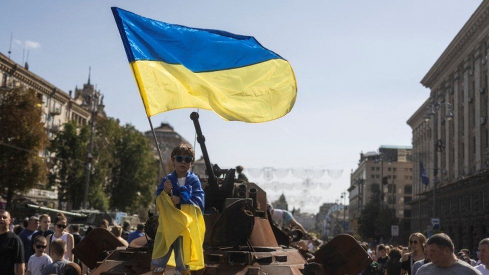 Украинцы празднуют независимость, но публичные собрания, подобные этому - посмотреть на захваченную российскую бронетехнику в центре Киева - пока запрещены