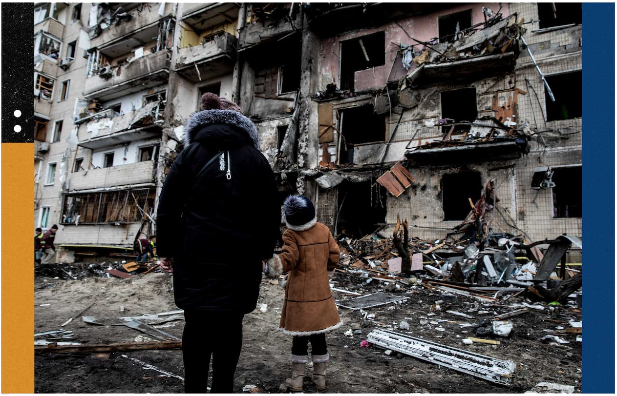 25 февраля, через два дня после начала войны, люди осматривают жилой дом в Киеве, подвергшийся ракетному обстрелу.
