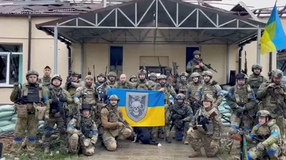 Зеленский. Украинские войска позируют с флагами в селе, отвоеванном у россии на северо-востоке Харьковской области