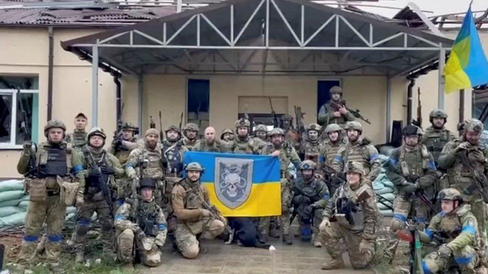 В сентябре мы отвоевали у россии 6 000 кв. км, говорит - Зеленский 1 Зеленский. Украинские войска позируют с флагами в селе, отвоеванном у россии на северо-востоке Харьковской области