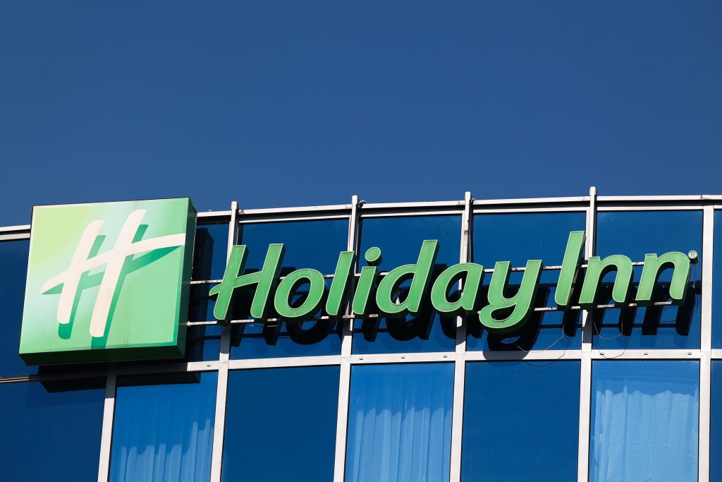 IHG. Логотип и знак гостиницы Holiday Inn