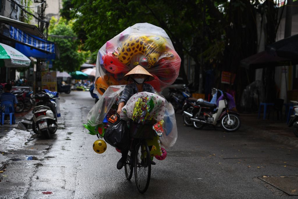 Средняя заработная плата во Вьетнаме составляет около $300 (£270) в месяц