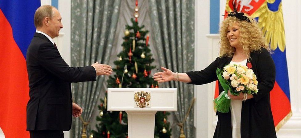 путин приветствует Аллу Пугачеву в кремле в декабре 2014 года