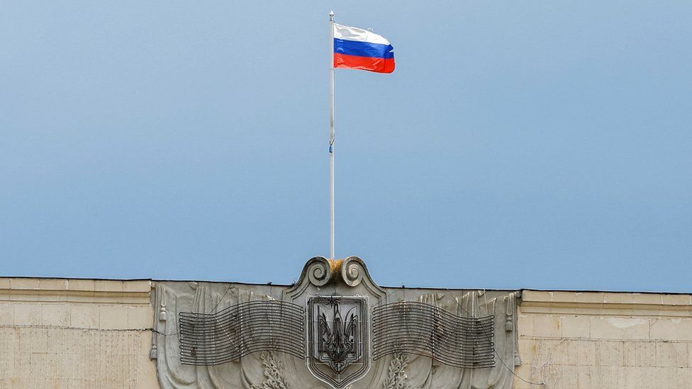 Российский флаг над зданием горсовета в Херсоне
