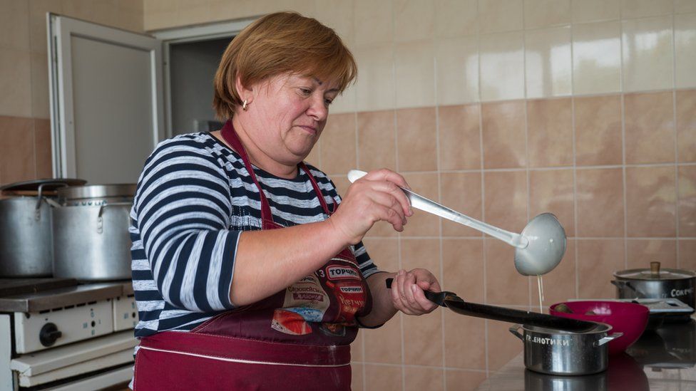 Женщины в Камышевахе говорят, что украинская армия приказала им готовить еду
