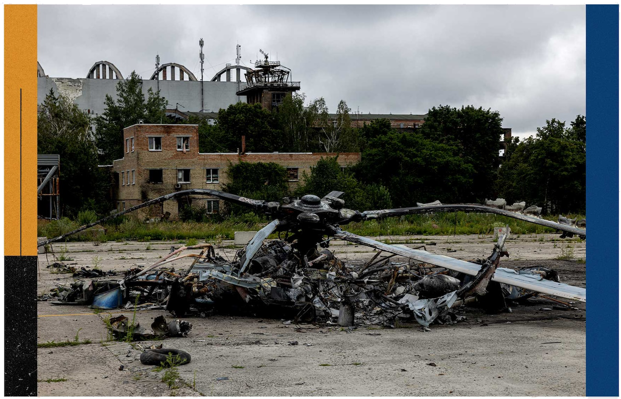 Обломки российского вертолета, сбитого подразделением национальной гвардии Украины, в аэропорту Хостомеля.